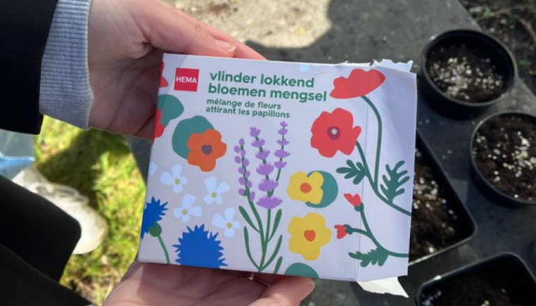 De bloemetjes buiten zetten op de Carolina MacGillavrylaan